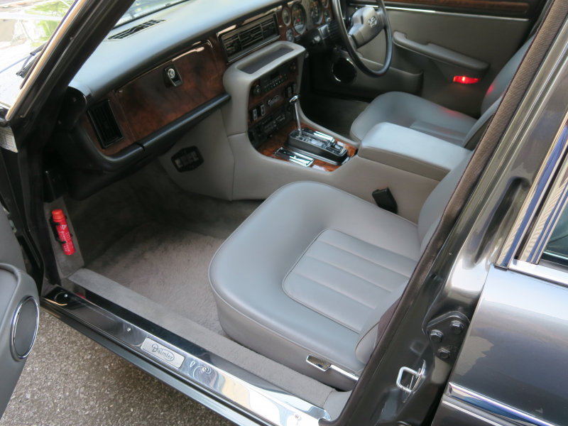 ディムラー Double-6 中古車