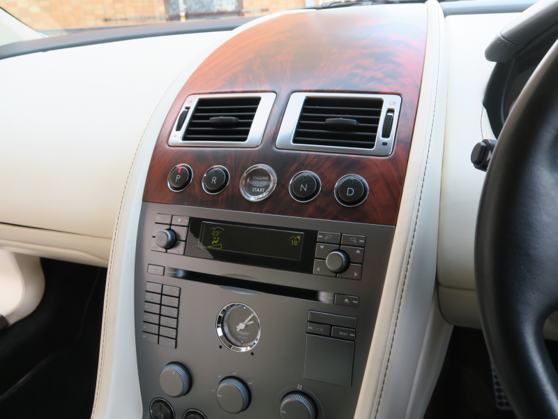 アストンマーティン DB9 中古車